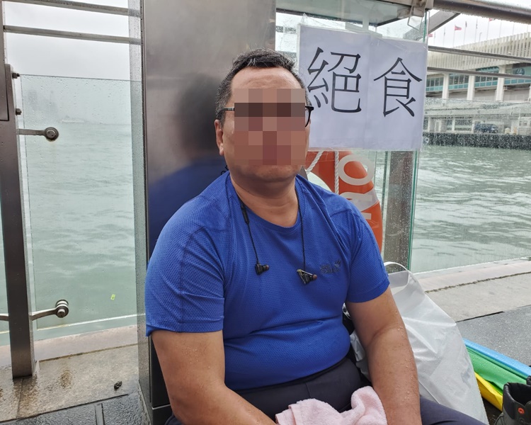 获救男子开始绝食抗议。