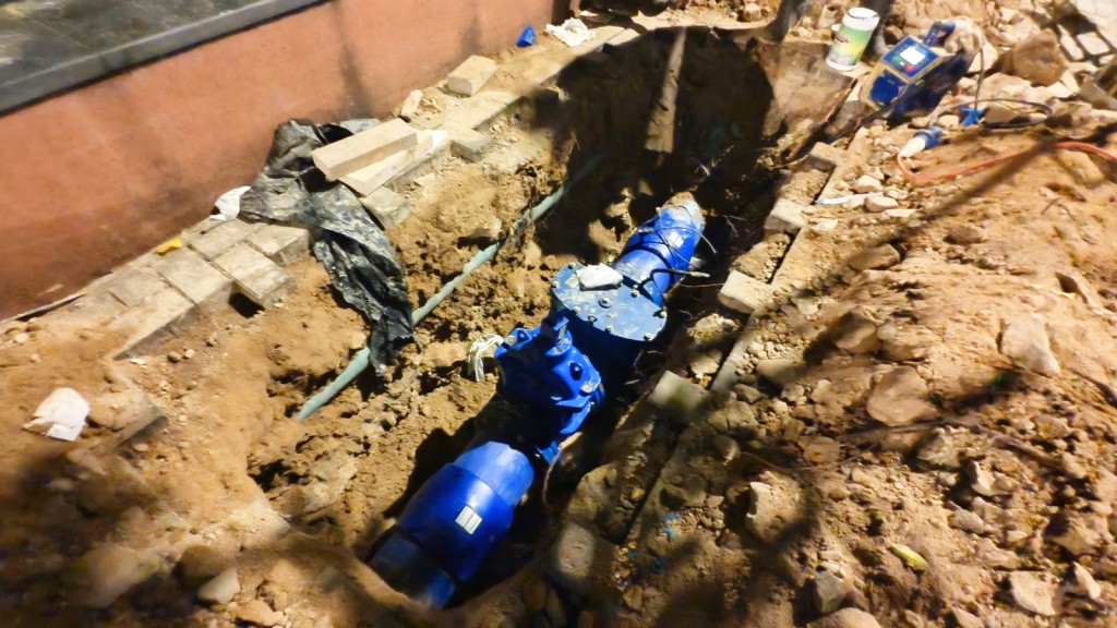 附近太康街海傍有工人掘開路面開展工程。 附近太康街海傍有工人掘開路面開展工程。