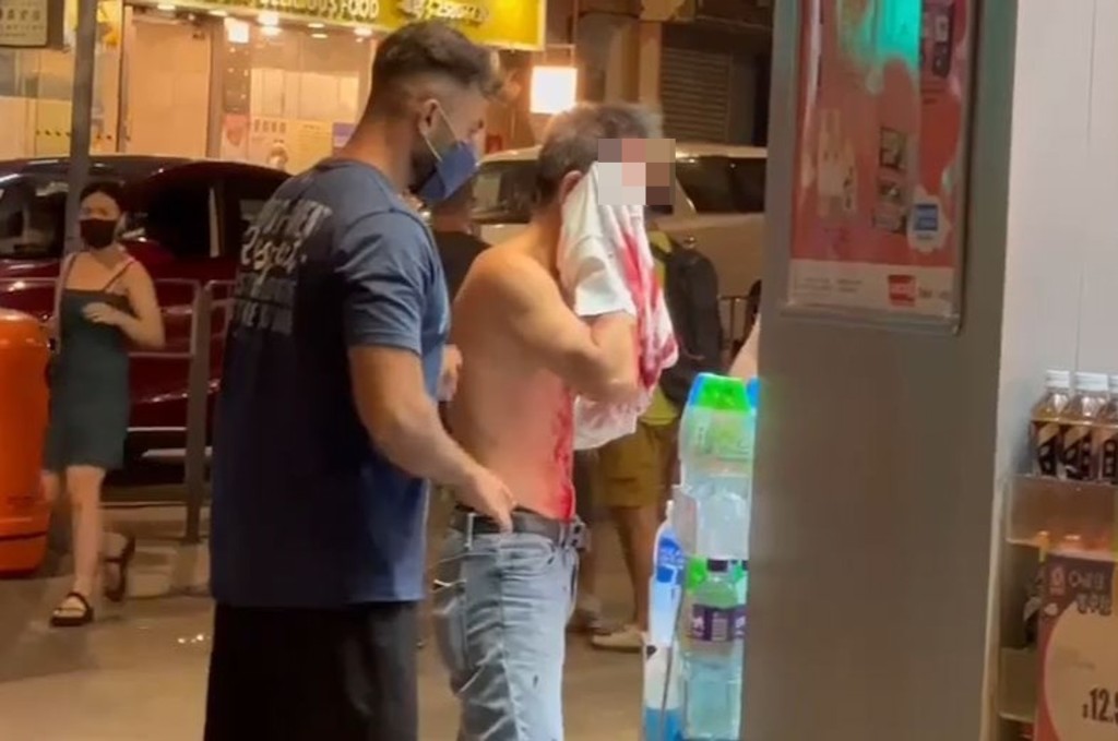 兩名老翁在一間便利店外激戰。網上圖片