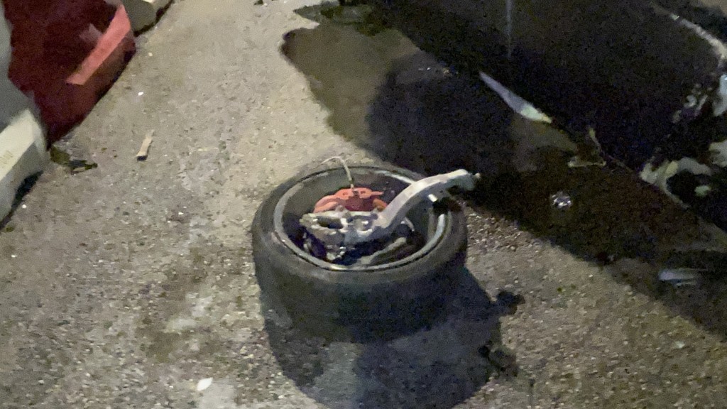 私家車車輪飛脫。蔡楚輝攝