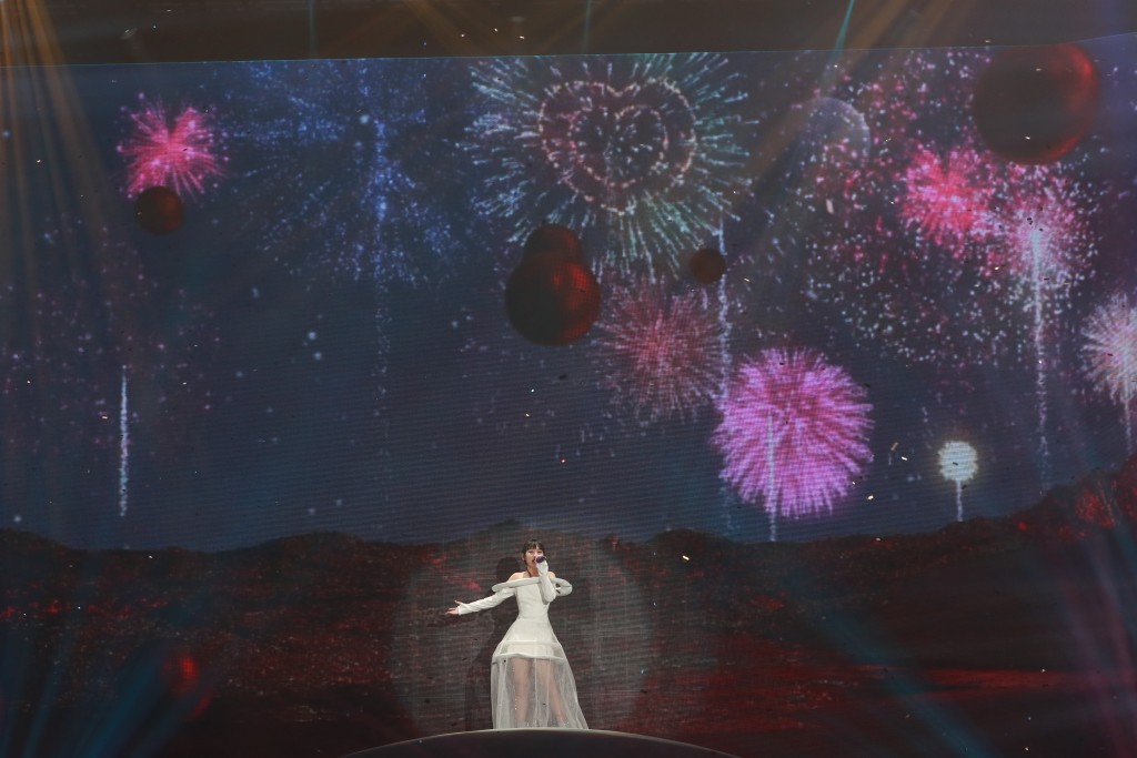 Gigi的演唱会以太空为主题，舞台以星海及星球作布置。