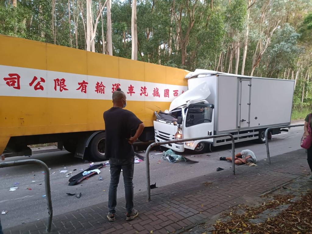 5.5吨货车男司机由途经司机救出，摊倒地上待救。网上图片