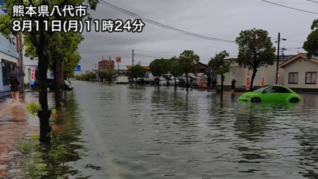 日本九州多地暴雨持續,引發嚴重災害已有數人失蹤。WeatherNews