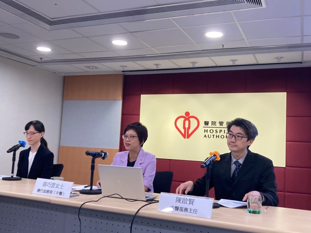 醫管局今日公布全新中西醫協作「癌症治療先導項目」，左起：林美瑩、黃巧雲、陳啟賢。脫芷晴攝