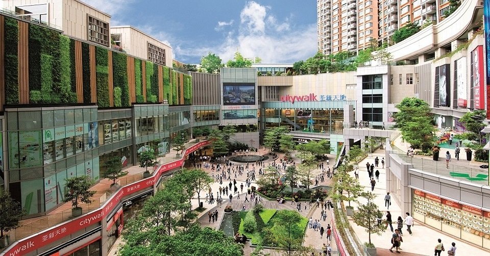其次，香港鐵路發展亦能帶動經濟，改善市民居住環境，如鐵路上蓋或鄰近鐵路興建住宅及商場，圖為商場荃新天地 Citywalk。