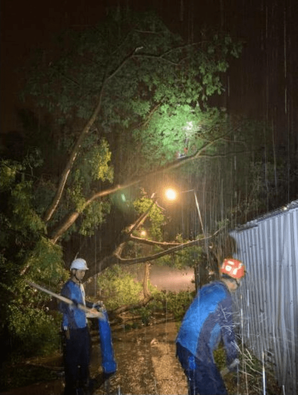 超強颱風「蘇拉」襲港期間，中電工程人員盡力維持可靠供電。（圖片來源：中電提供）