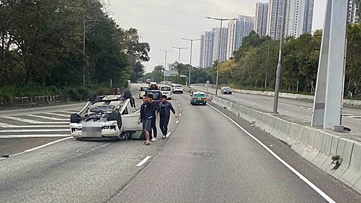 私家車路中翻側。fb：車cam L（香港群組）