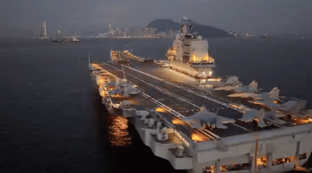 山東艦的威武氣勢固然令人感到震撼,而其夜泊維港的畫面同樣優美,令人神往。 山東艦的威武氣勢固然令人感到震撼,而其夜泊維港的畫面同樣優美,令人神往。