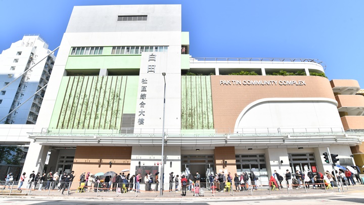 位於白田社區會堂的社區檢測中心，有大批市民輪候檢測。盧江球攝