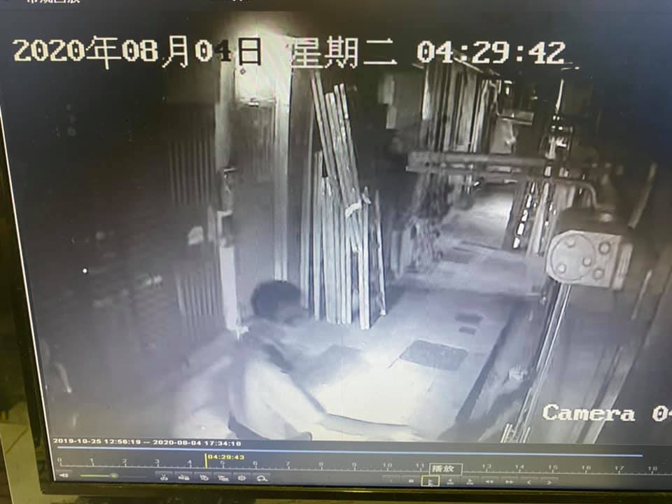 有食店指控警員凌晨經後門闖入搜查店內。La Tessa圖片