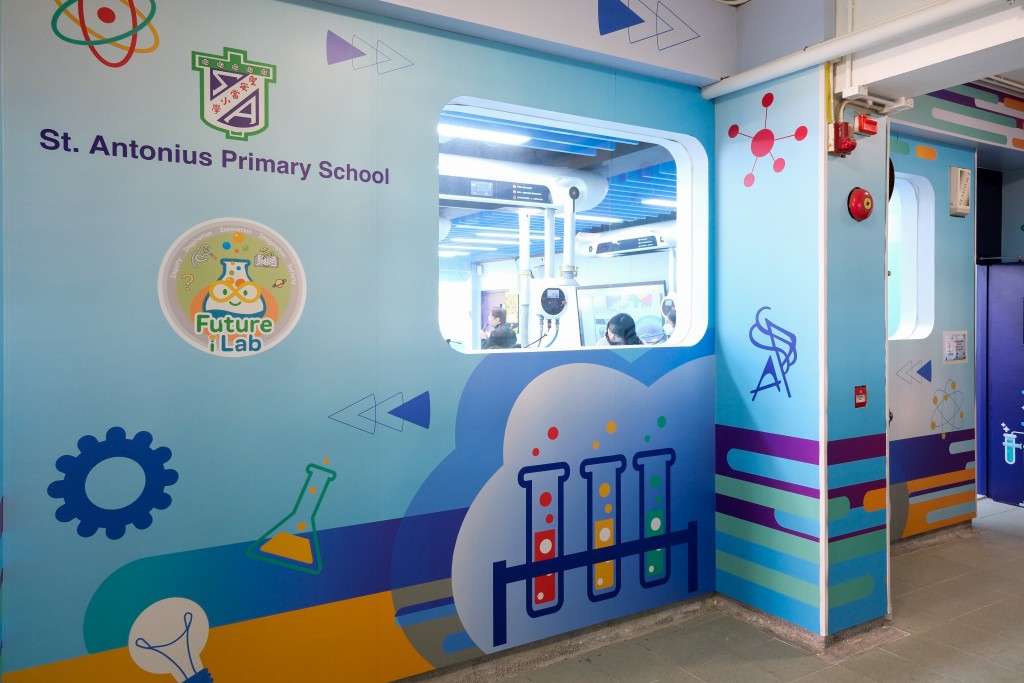 李校長會站在這裏看同學上科學堂，他說一年級的同學永遠最興奮，是最動聽的「嘈吵聲」。（圖：Vincent）