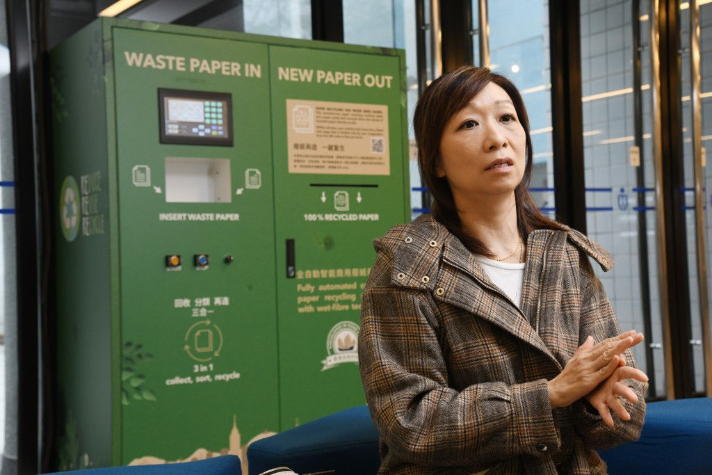 工程師何寶琪研發出全港首部廢紙再造機，把廢紙轉化成環保紙。