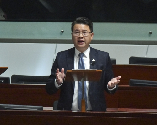 尹兆堅稱政府封鎖維園足球場是強權打壓。 資料圖片