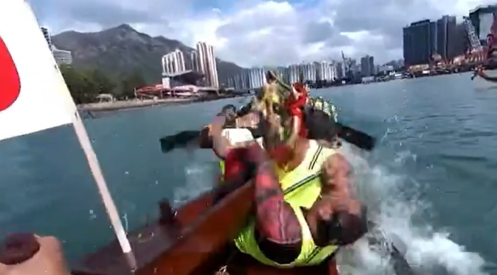 船头击倒坐船尾的划桨手。fb：「车cam L（香港群组）」