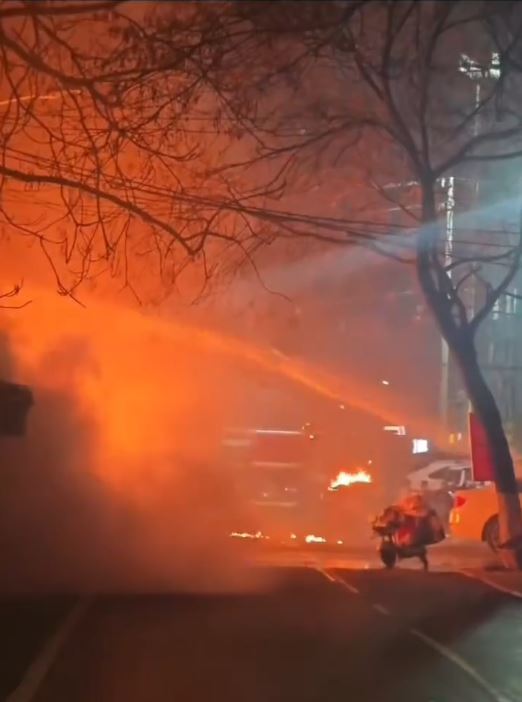 爆炸波及範圍極大，火球濃煙沖天如戰區。