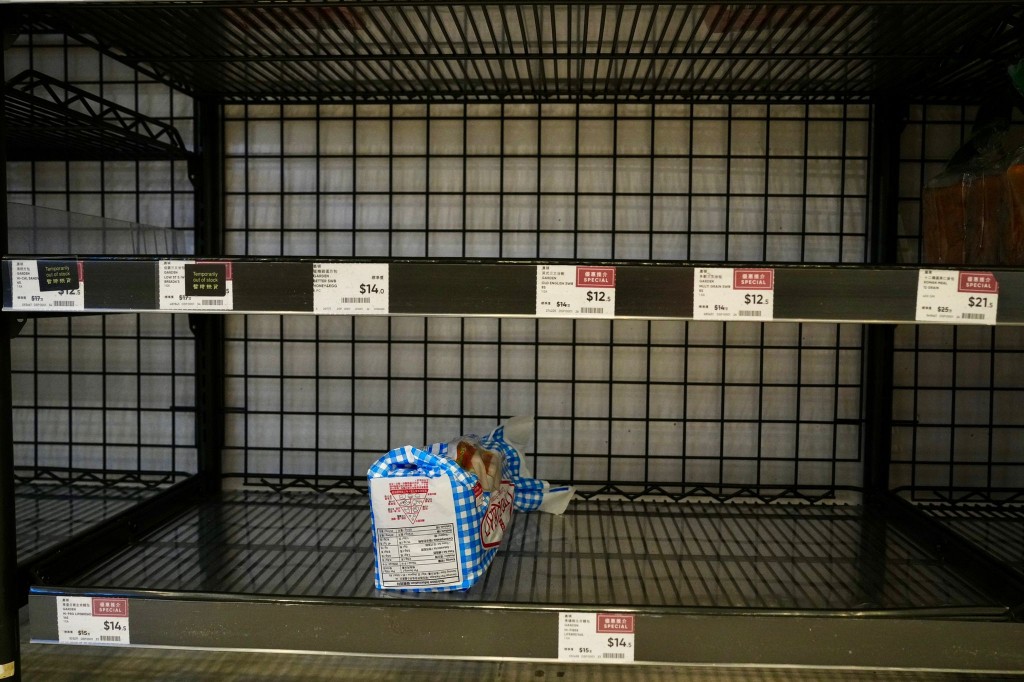 超市部分食物貨架空空如也，只剩下零星貨品可供選擇。