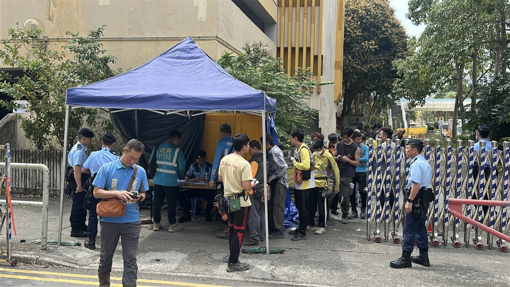 警方在事後加強一系列保安措施，包括要求工人將個人財物存於儲物櫃、不准攜帶多於500元現金，以及在離開時使用金屬探測器進行搜身等。資料圖片
