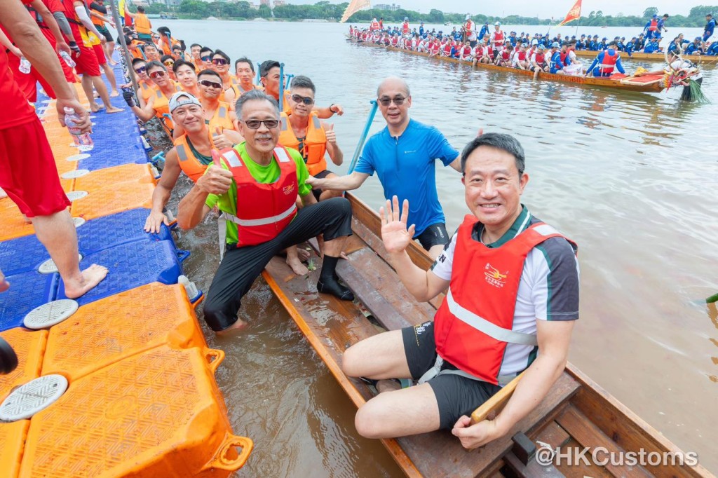 陳子達坐鎮龍舟之首,與海關健兒一同在傳統大型龍舟揮槳。海關FB 陳子達坐鎮龍舟之首,與海關健兒一同在傳統大型龍舟揮槳。海關FB