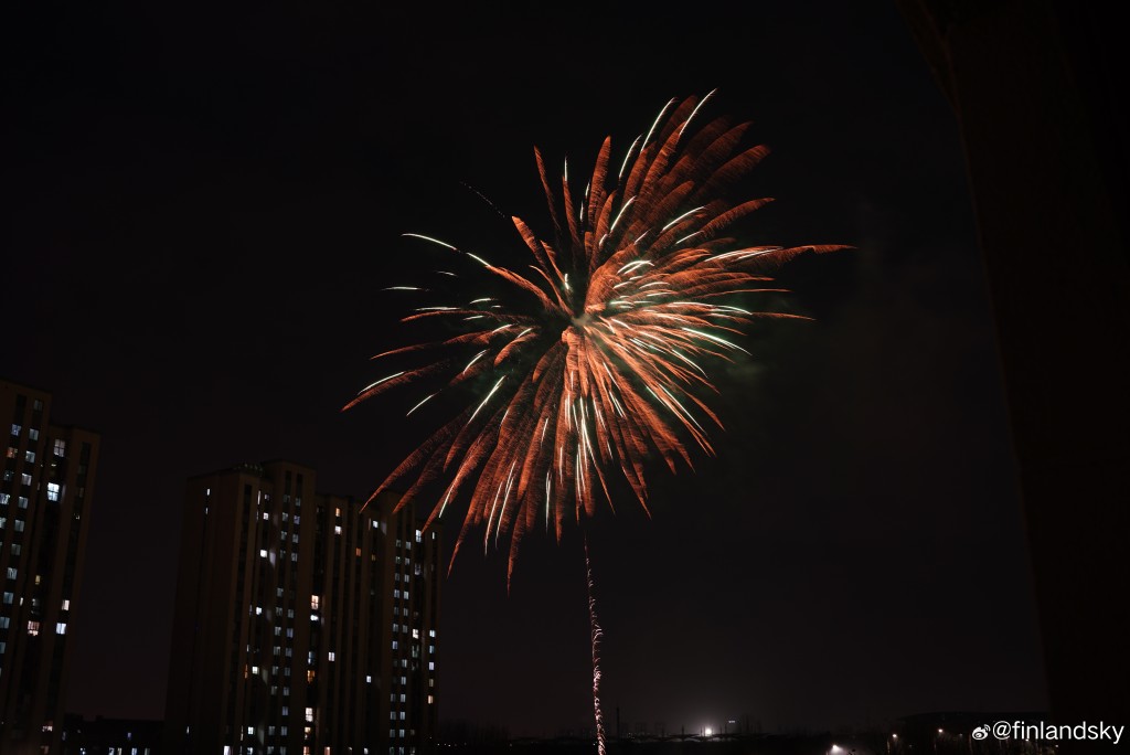 上海市民在指定燃放點放煙花。（微博）