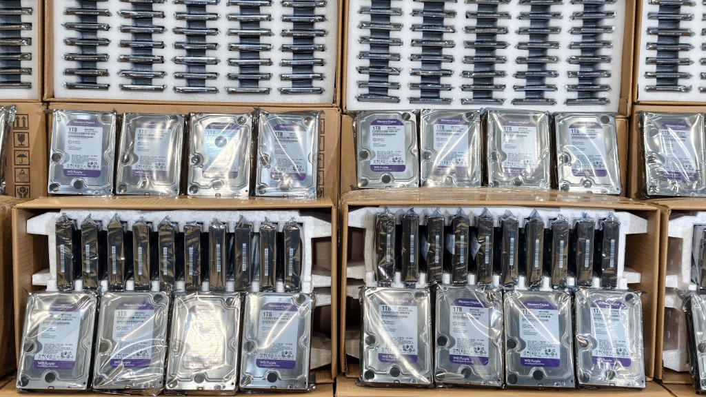 海關檢獲約1.7萬件懷疑冒牌電腦儲存裝置,包括1.4萬個硬碟和3000張記憶卡,估計市值共約2500萬元。黃文威攝 海關檢獲約1.7萬件懷疑冒牌電腦儲存裝置,包括1.4萬個硬碟和3000張記憶卡,估計市值共約2500萬元。黃文威攝