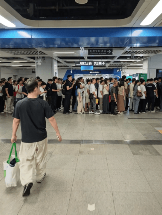 深圳地铁7月20日起启用地铁安检新安排。深圳大件事 深圳地铁7月20日起启用地铁安检新安排。深圳大件事