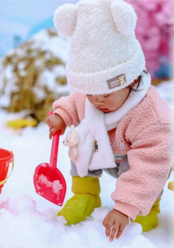 深圳冰雪節2024｜會場備有雪桶及雪球夾等遊玩小道具免費借用。