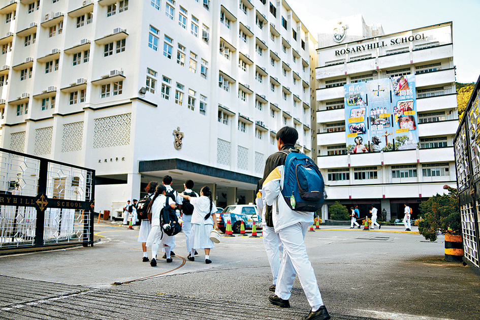 玫瑰崗中學舊生、家長及教職員昨向校監何幼孫發公開信，要求對方公開交代轉校津貼的資金來源等，以釋除公眾疑慮。