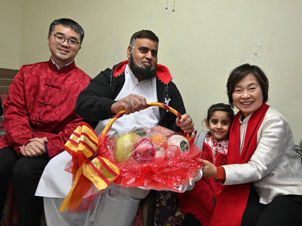 蔡若莲（右一）和教育局副局长施俊辉（左一）探访居于荃湾石围角邨的巴基斯坦裔家庭，向他们送上贺年水果。政府新闻处图片