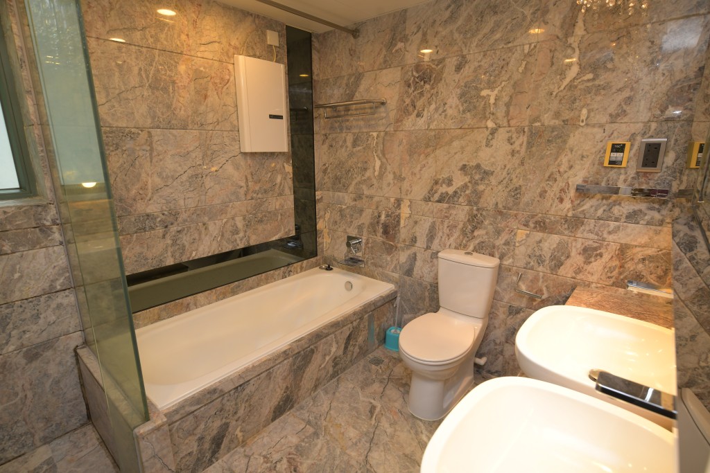 圖中浴室備有浴缸及雙洗水盤，貼心照顧住戶所需。