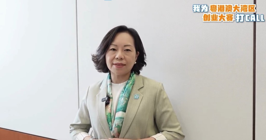 民青局局長麥美娟為參加者加油。 民青局局長麥美娟為參加者加油。