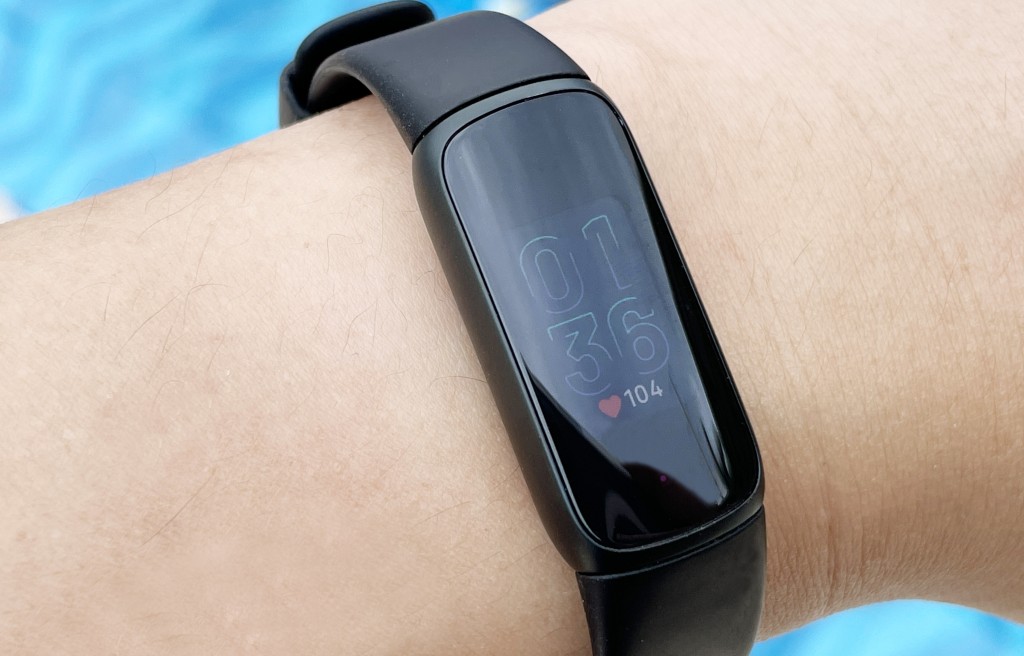 Fitbit Luxe装有一个小型彩色荧幕，简单滑动及点解表面即可进行操作。