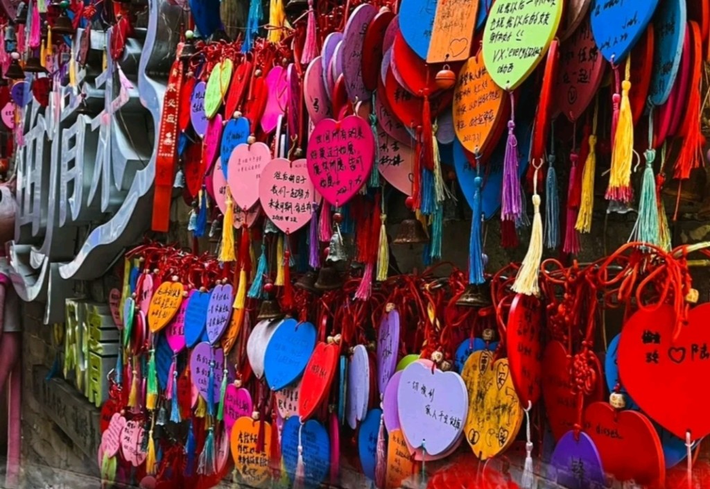東莞情侶好去處2024｜3. 西溪古村　情侶許願的心形木牌，色彩繽紛。（圖片來源：Trip.com）