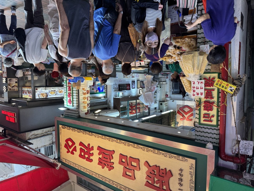 午後仍有大量街坊前來光顧。 午後仍有大量街坊前來光顧。
