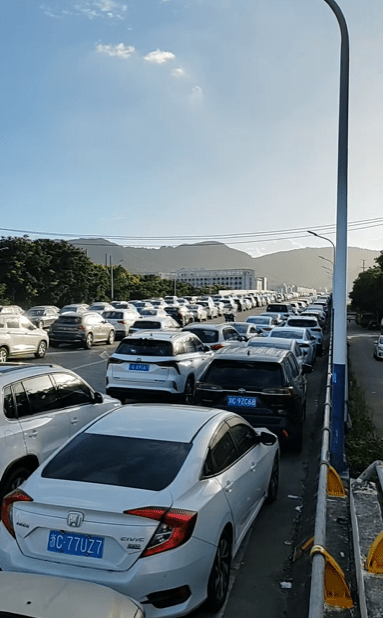 浙江臨海車主把車輛開上高架避颱風。 浙江臨海車主把車輛開上高架避颱風。