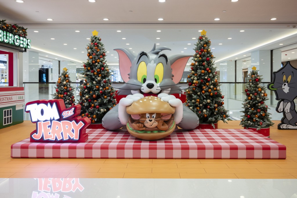 两米高的巨型Tom & Jerry汉堡包。 两米高的巨型Tom & Jerry汉堡包。