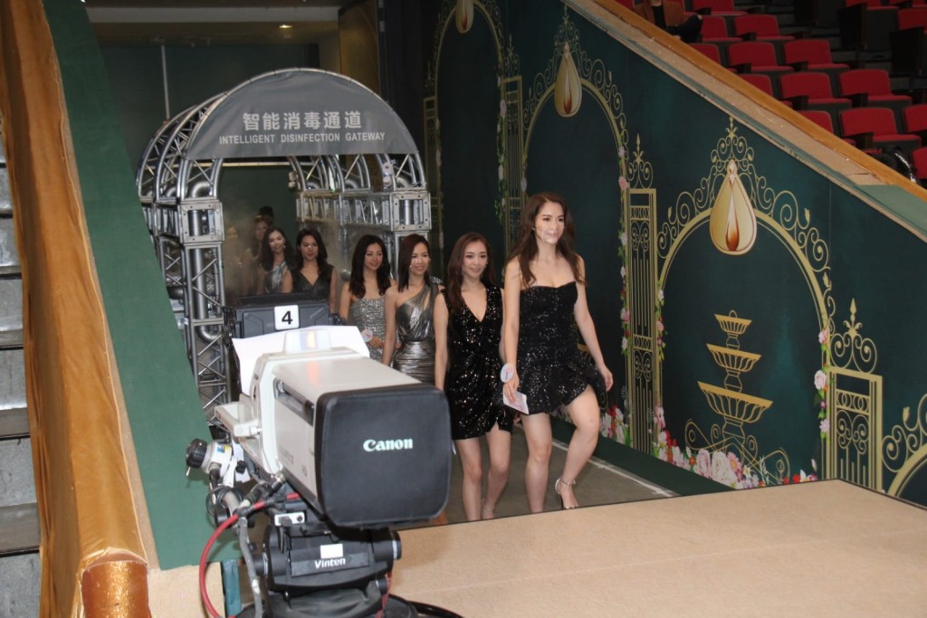 眾佳麗經過智能消毒通道入場。