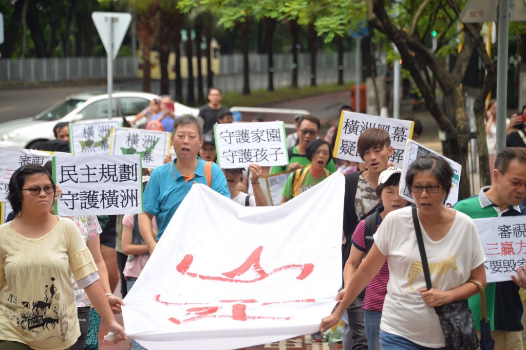 村民遊行到元朗政府合署。