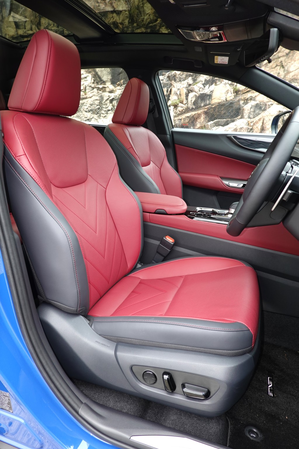 ■座椅以双色真皮包裹。