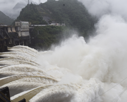 湖南鳳灘水庫泄洪。（新華社圖片）
