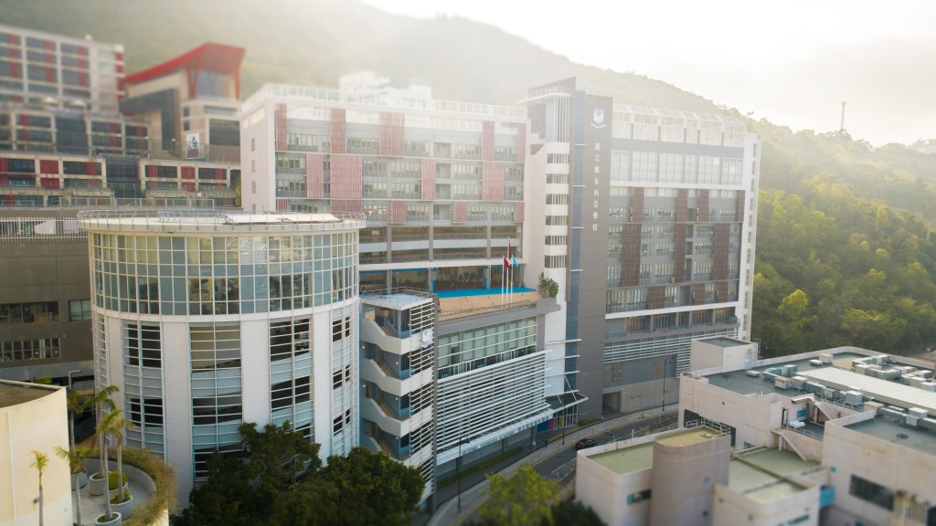 位於香港仔的滬江維多利亞學校公開試成績優異，去年誕生三名IB狀元。