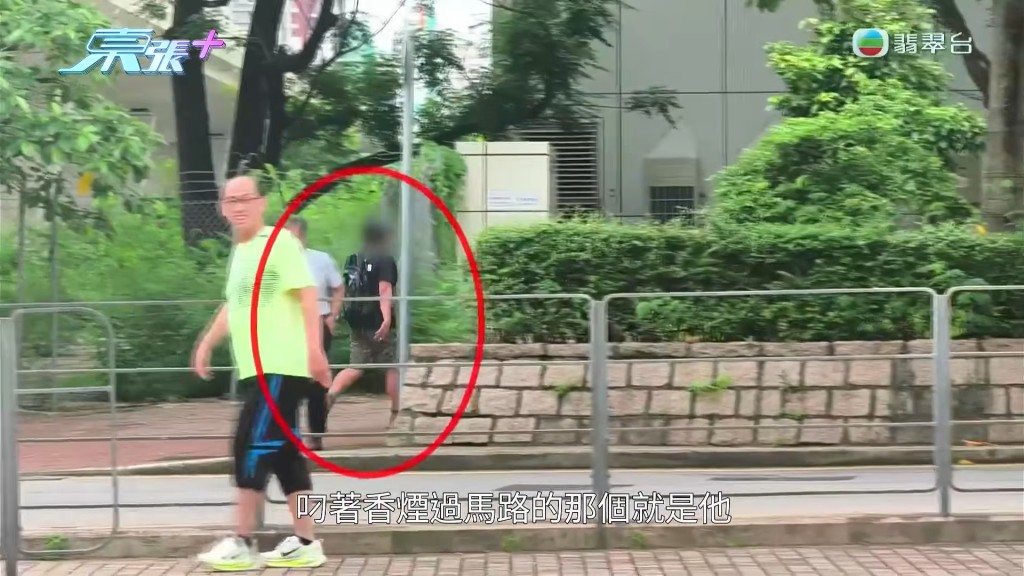 被攝製隊當街追訪的李先生，在馬路旁叼著香煙迅速逃離現場。