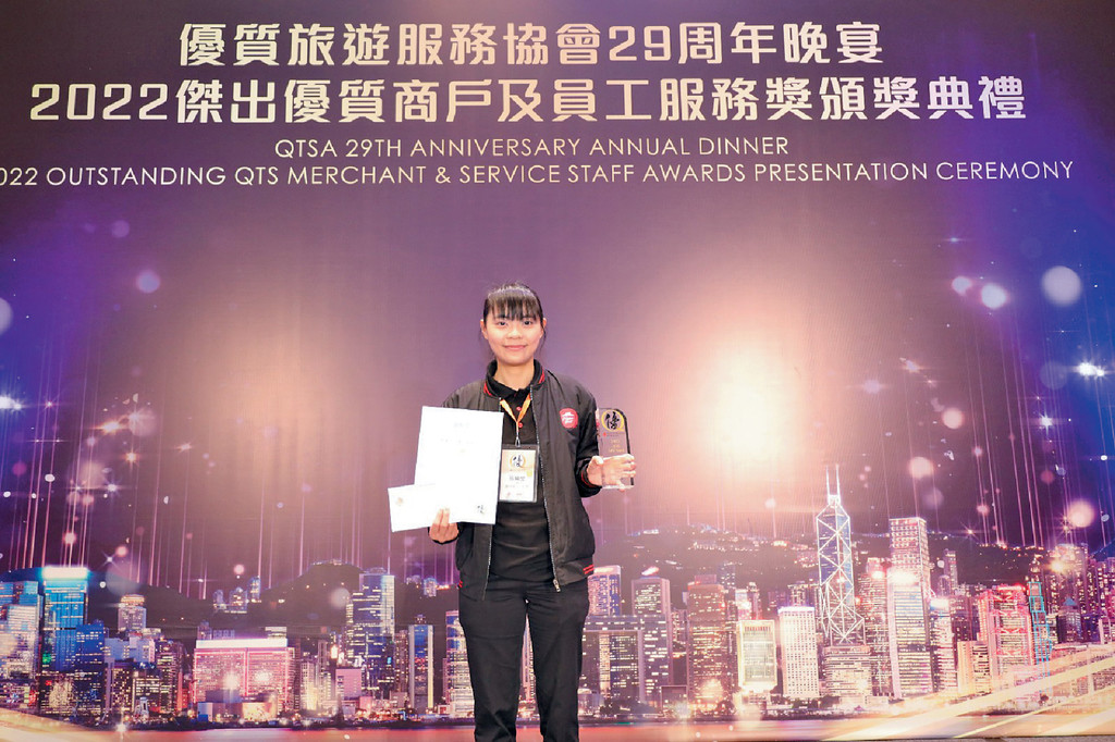 ■用心向顧客提供優質用餐體驗的Miki，奪得香港旅遊發發局「傑出優質商戶員工服務獎」西菜類別的金獎。