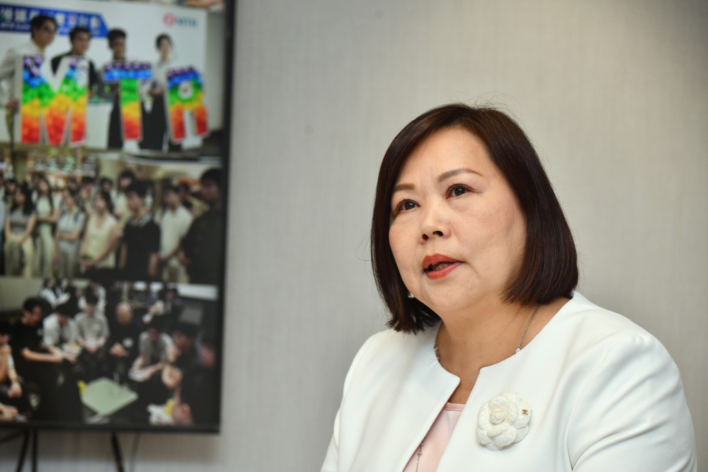 港鐵公司人力資源總經理蕭慧雯指，相信「有條件聘請」的做法有助鎖定具潛力新人。