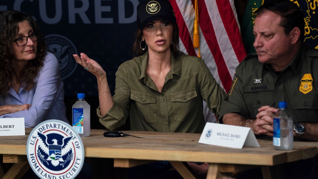 美國國土安全部（DHS）部長諾姆（Kristi Noem）視察德州邊境。 美聯社