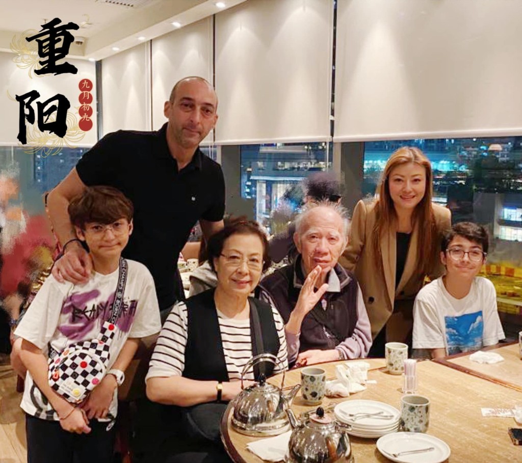 李佳去年重阳曾贴出与家人食饭的照片。