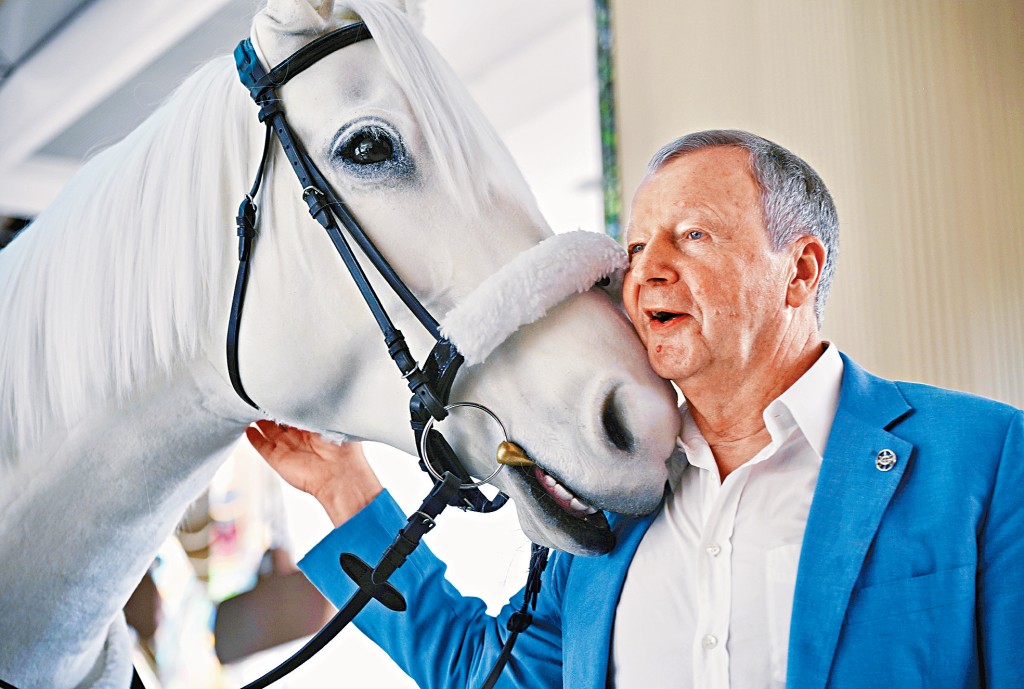 應家柏指賽馬不僅是一項運動，更有越來越多人視作盛事參與其中，並產生濃厚的興趣。圖為他與機械馬合照。