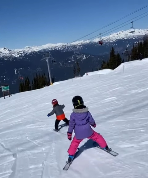 锺嘉欣的大女Kelly，年纪轻轻已经掌握了滑雪的技巧。