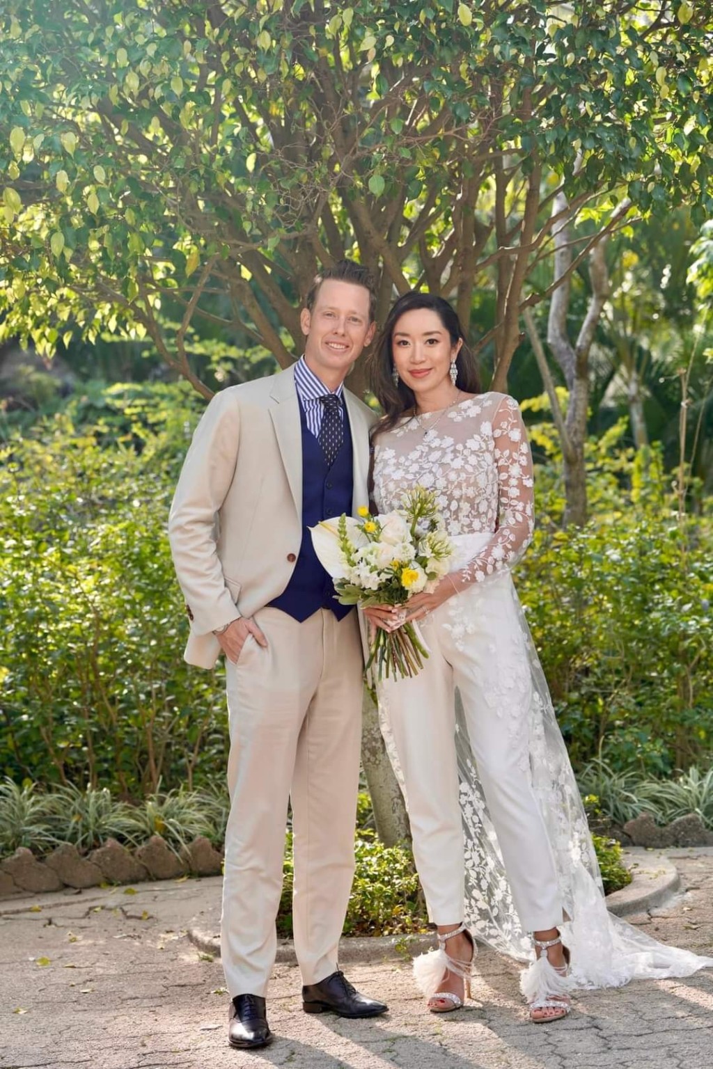 告津瑜今早分享了穿着結婚禮服的相片。