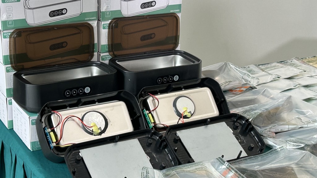 黃金薄片及白銀薄片鑲在清洗機內籠底部的長方形金屬片。