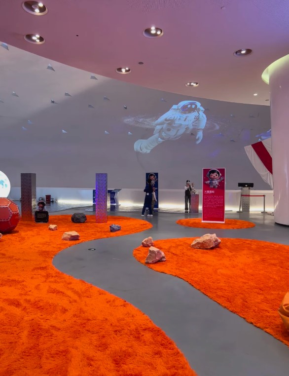 館內樓高4層，設有超過100項互動項目，包括長征火箭殘骸、嫦娥五號返回艙複製品及空間站體驗艙等珍貴展品。